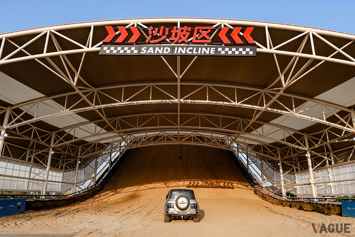 モンゴル自治区にあるアラシャー砂漠の砂質を再現したという、落差29.6m、傾斜28度の屋内砂丘