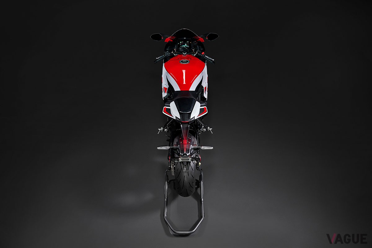 ヤマハ創立70周年の記念カラーをまとった「YZF-R9」