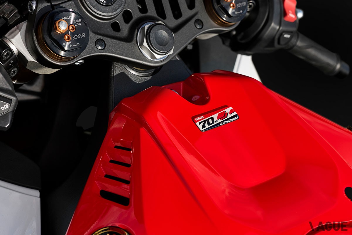 ヤマハ創立70周年の記念カラーをまとった「YZF-R9」