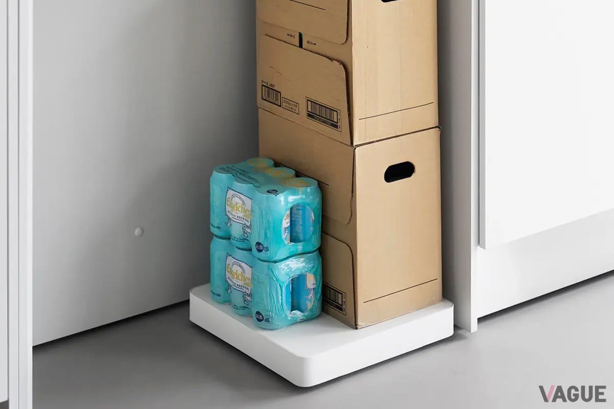 重さは約3.3kg、耐荷重は約30kg。本体はスチール製なので、飲料水などの保管の台座などとしても使える。