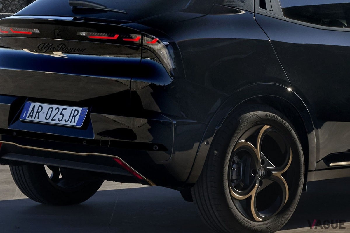 “金色のヘビ”に込められた情熱とは？ アルファ ロメオ「ジュニア」に限定車「インテンサ」が登場！ 小さなボディに“伊達”を凝縮したおしゃれSUVは何が特別？