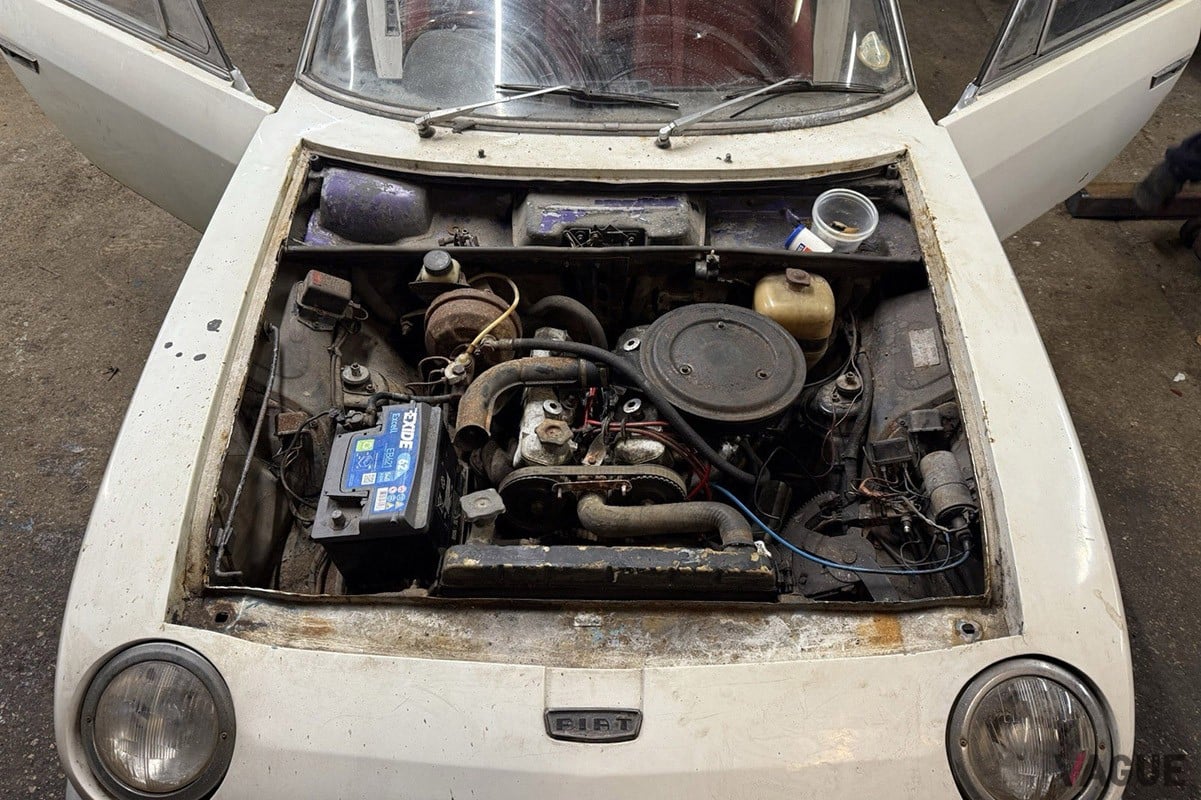 Ebay UKに出品された1969年式のフィアット「125サマンサ」。レストア前提の車両だ（C）ebay