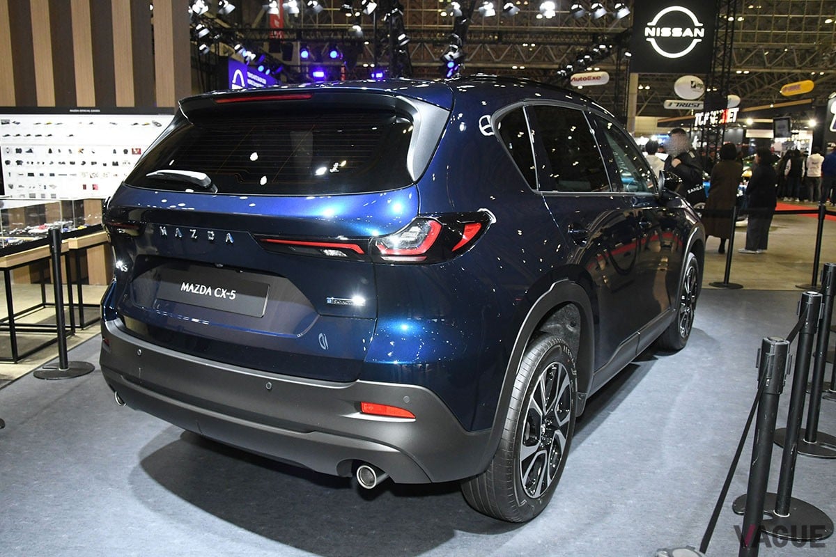 新たな個性“ネイビーブルーマイカ”をまとったマツダ新型「CX-5」を初
