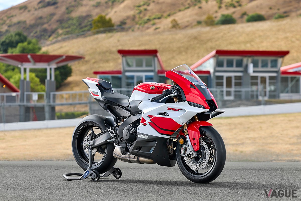 ヤマハ創立70周年の記念カラーをまとった「YZF-R9」