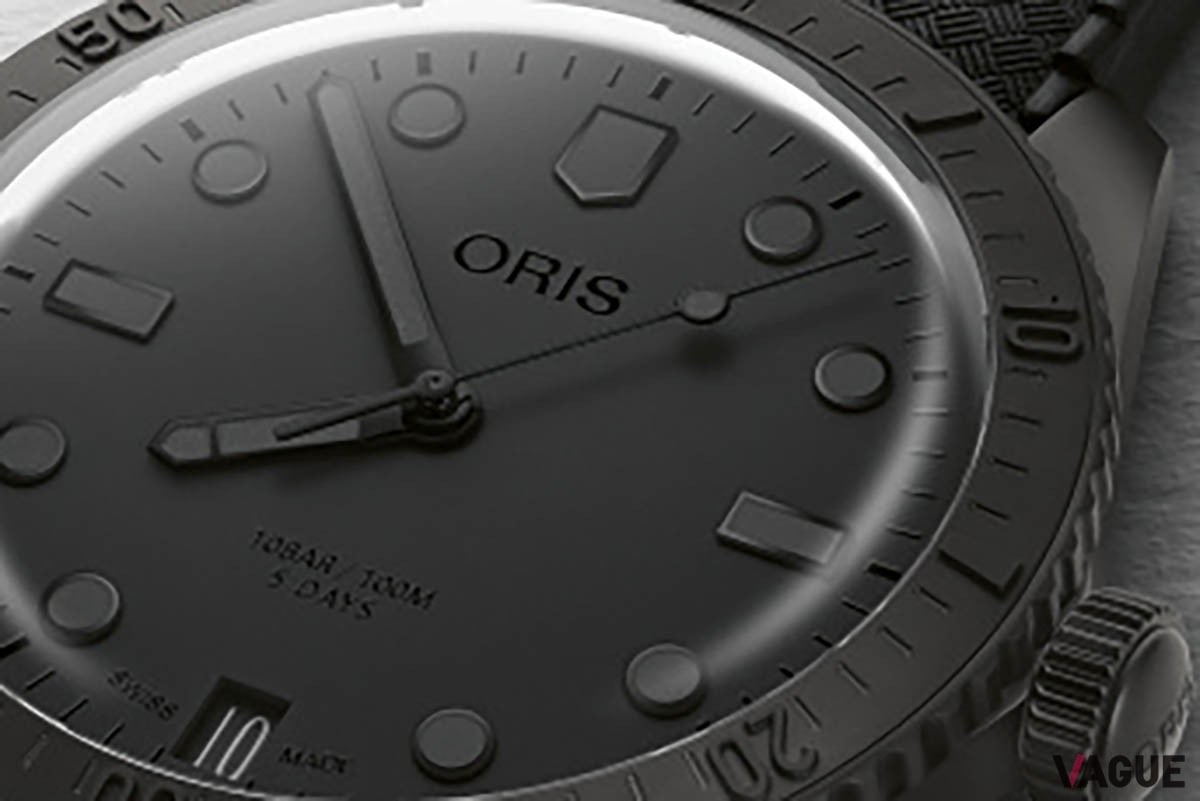 名門オリスが自身の誕生日を記念して展開する「ヘルシュタインエディション」の2024モデル。一見シンプルながら各部の繊細な立体感、ストラップのテクスチャなどオールブラックならではの質感表現が巧みだ