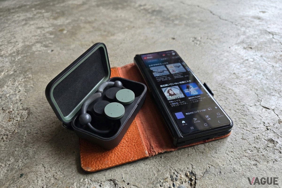 nwm DOTSのモスグリーンを使用中。ここ数年メインで使い続けているスマートフォンGalaxy Fold Z3 5Gと接続している