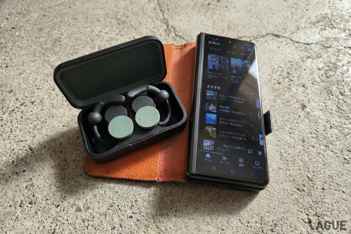 nwm DOTSのモスグリーンを使用中。ここ数年メインで使い続けているスマートフォンGalaxy Fold Z3 5Gと接続している