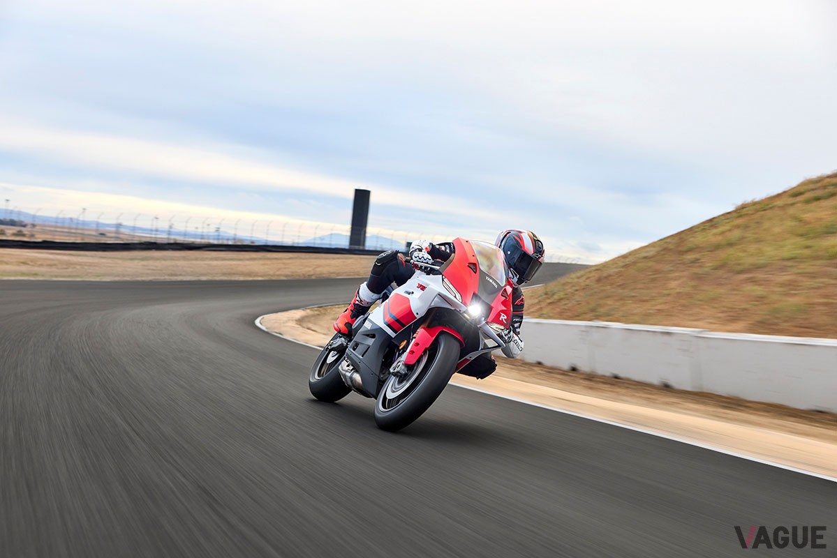 ヤマハ創立70周年の記念カラーをまとった「YZF-R9」