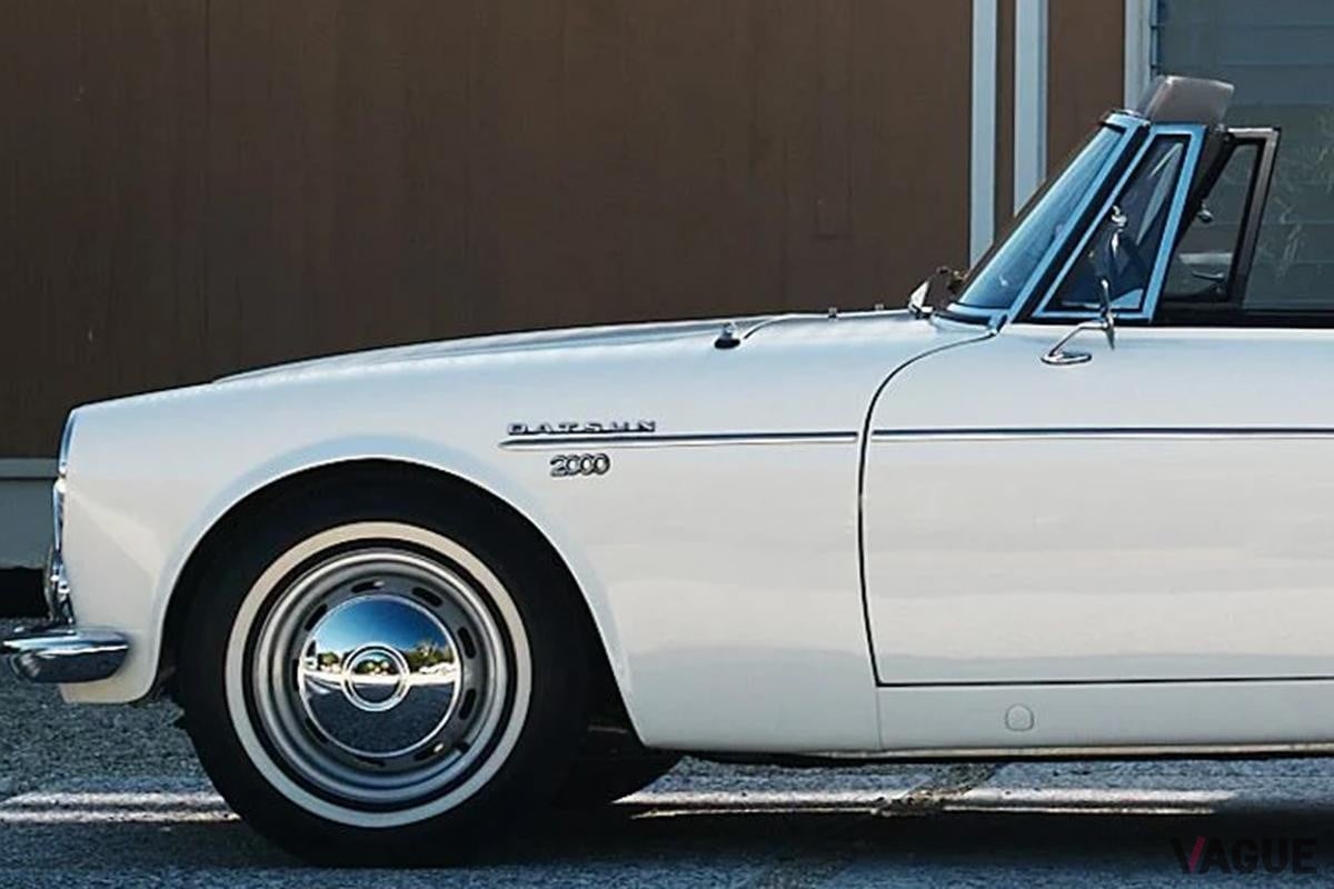 国産初の“最高時速200キロ超え”モデル！ 59年前のダットサン・フェアレディがオークション登場  完璧にレストアされた極上の「2000スポーツ」の価値とは | VAGUE(ヴァーグ)