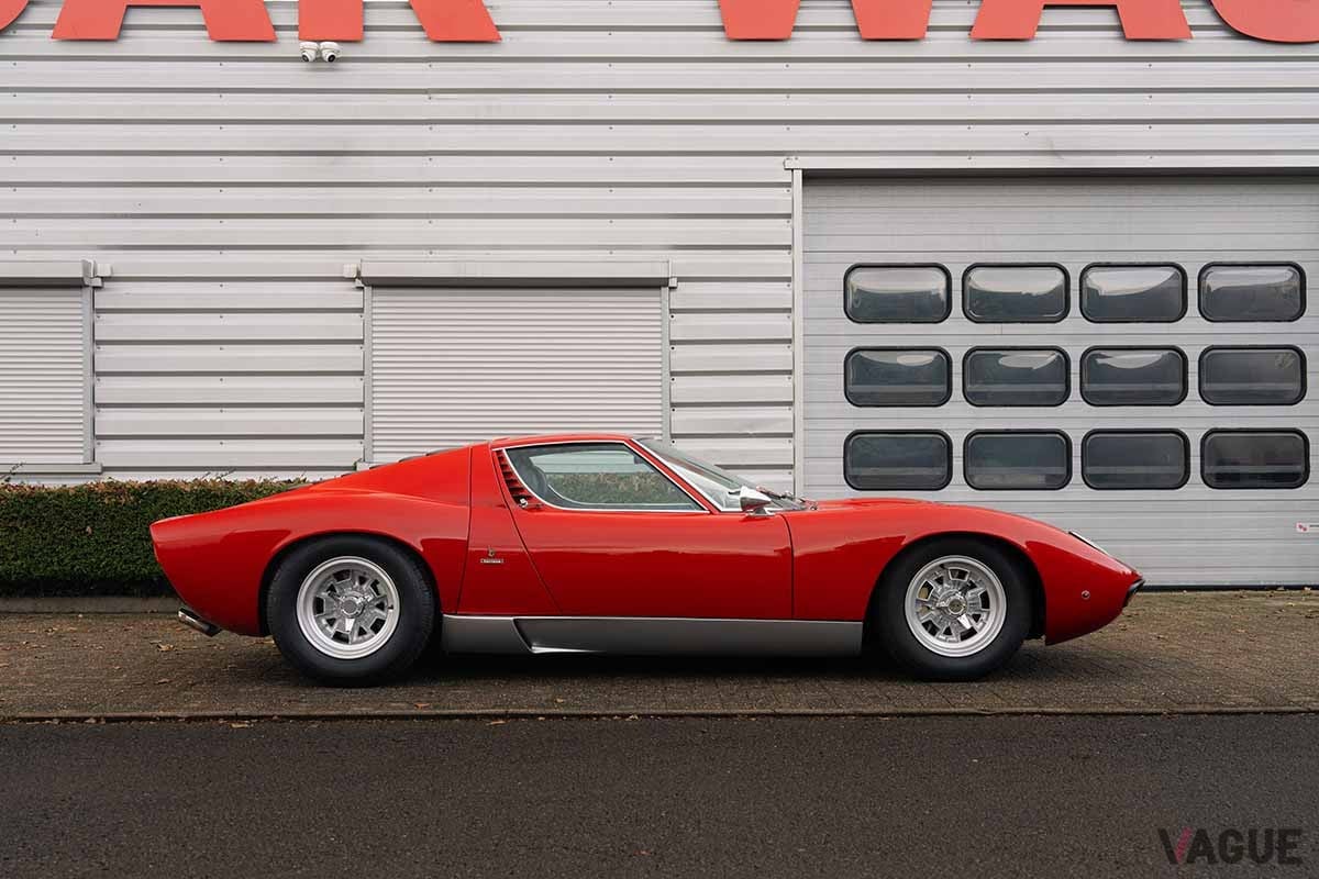オークションに出品され高値落札された1971年式ランボルギーニ「ミウラSV」Armand Maertens(c)2025 Courtesy of RM Sotheby's