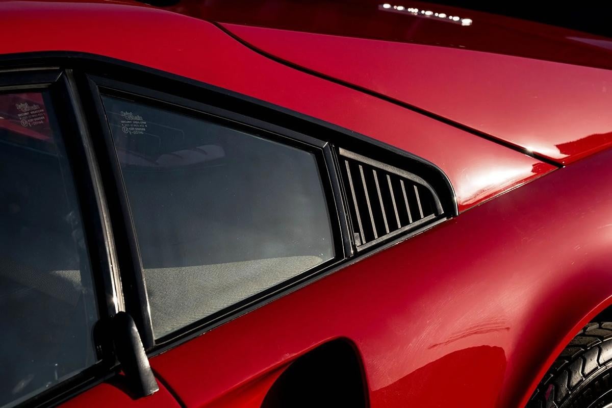 オークションに出品予定の1984年式フェラーリ「308GTBクアトロヴァルヴォーレ」(c)BROAD ARROW Auctions