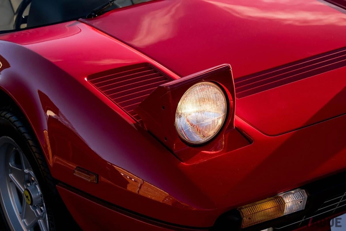 オークションに出品予定の1984年式フェラーリ「308GTBクアトロヴァルヴォーレ」(c)BROAD ARROW Auctions