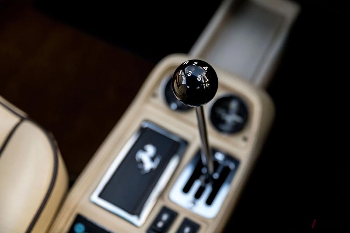 オークションに出品予定の1984年式フェラーリ「308GTBクアトロヴァルヴォーレ」(c)BROAD ARROW Auctions