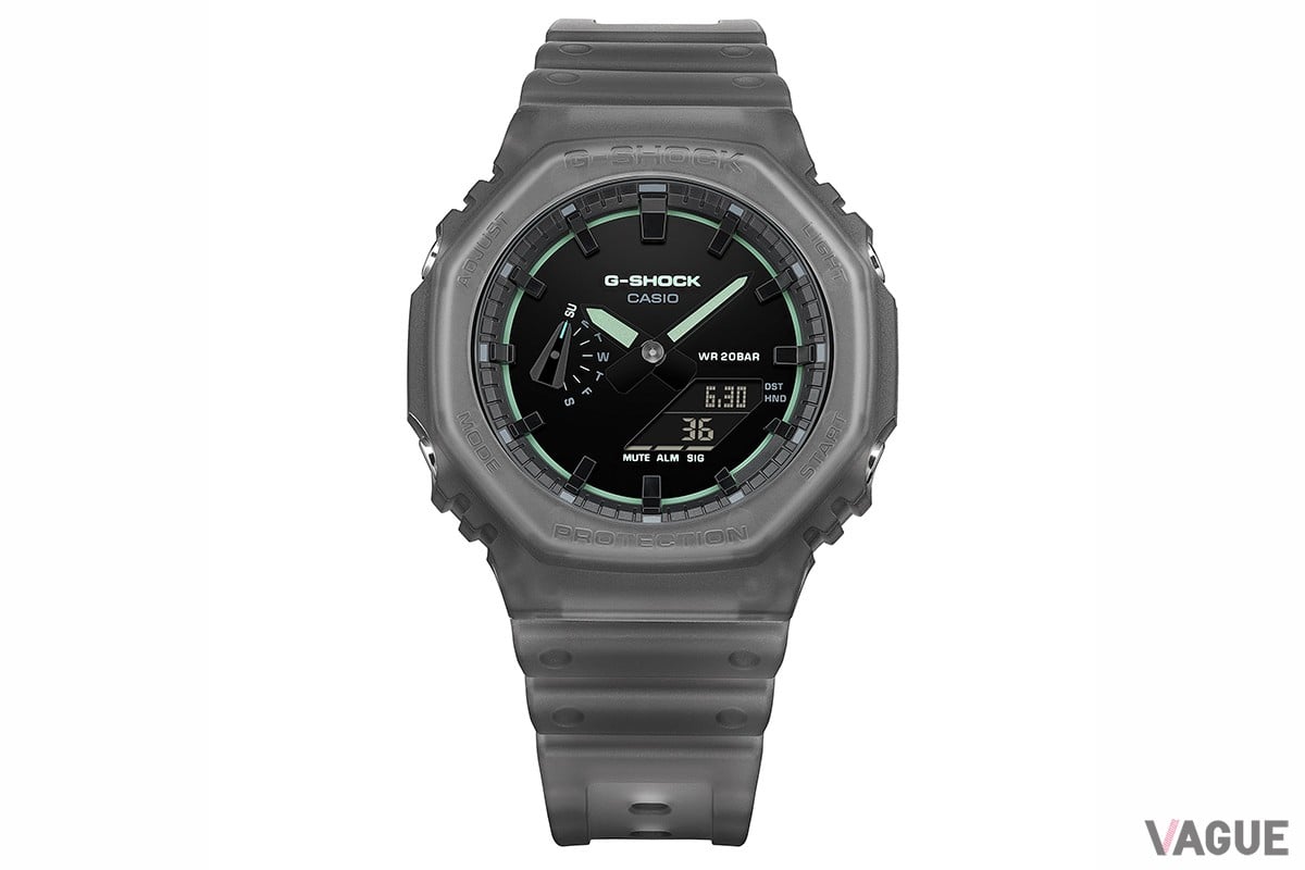 こちらは淡いグリーン調のアクセントカラーを持つ「GA-2100K 1AJF」