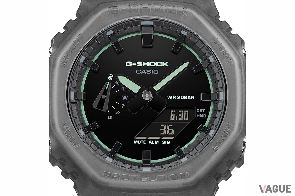 こちらは淡いグリーン調のアクセントカラーを持つ「GA-2100K 1AJF」