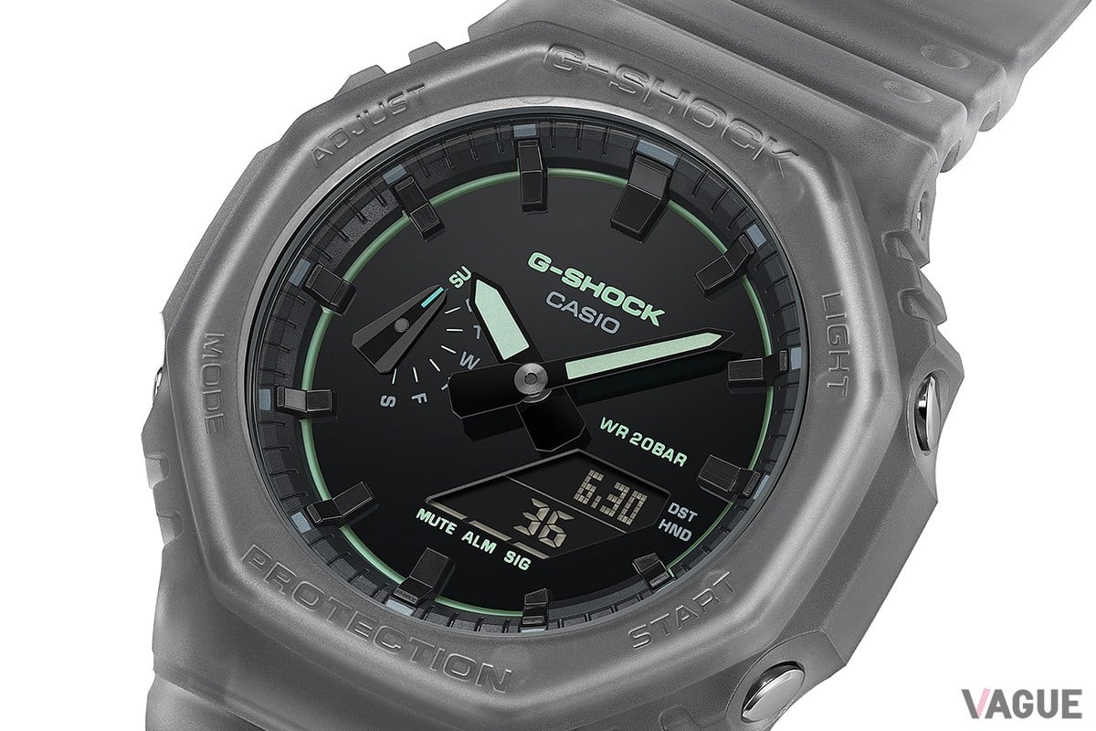 ダイヤルは非常にクリアで深いブラック。そこにネオンカラーを思わせるアクセントカラーが映えるデザインに