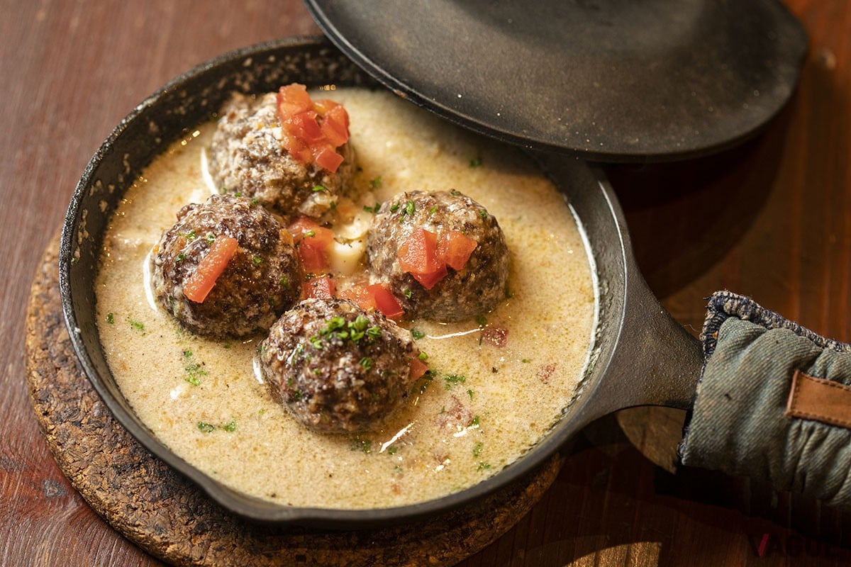 白いミートボール単品1600円、セット1900円。このソースは唯一無二！