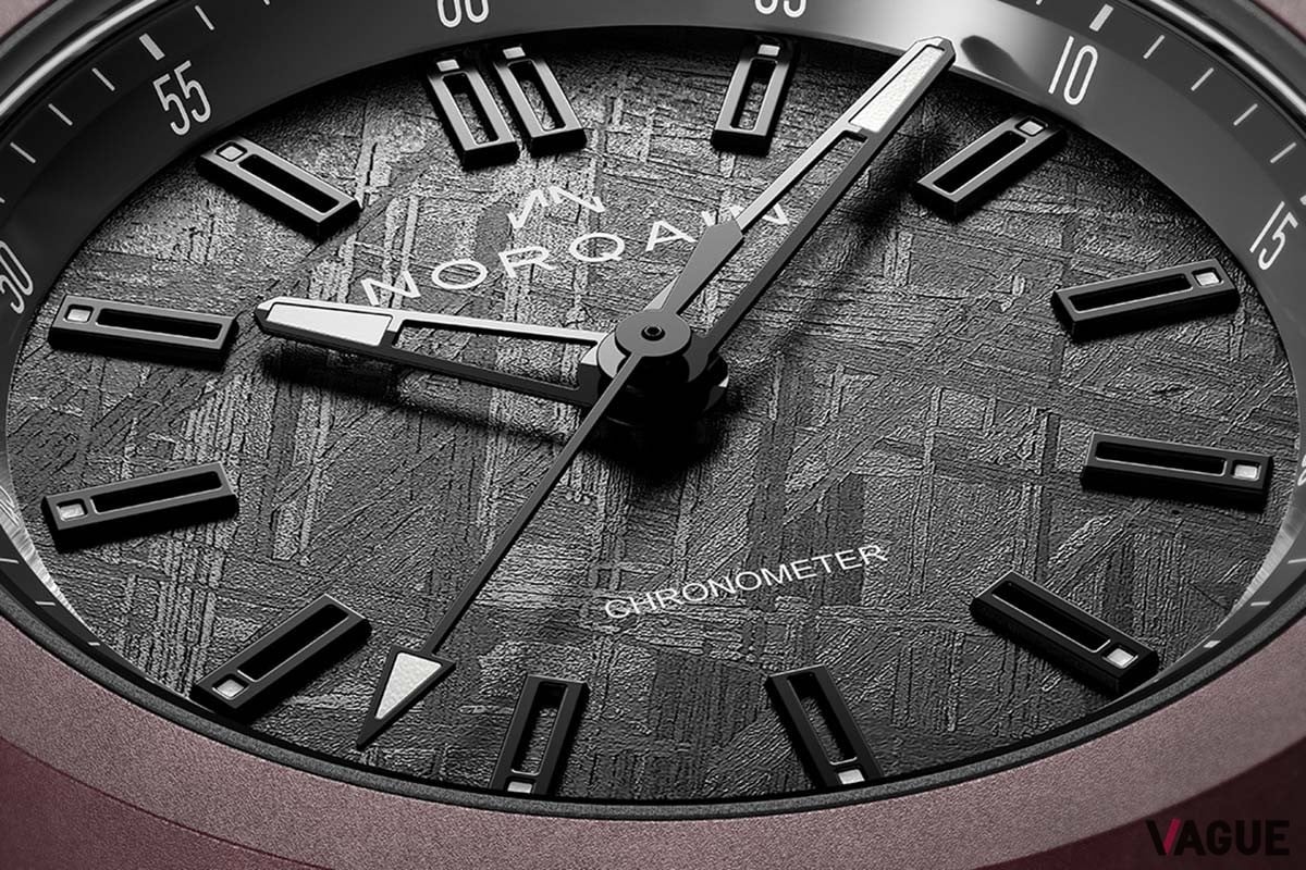 「ノルケイン Wild ONE Meteorite 42mm Special Edition」。希少な隕石ダイヤルでもあくまでスポーティーな使用感に。バーガンディーを取り入れた配色がハイセンス。