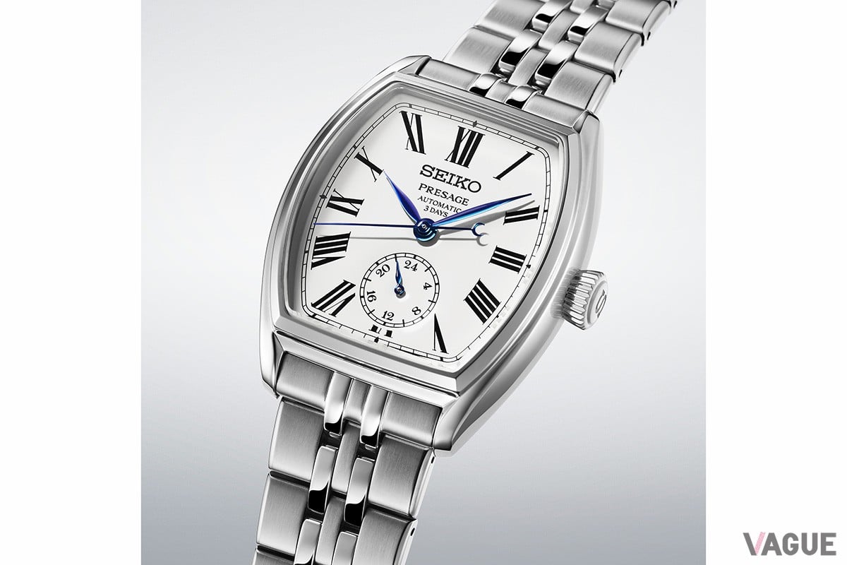 斜め方向に湾曲したローマ数字インデックスやレイルウェイトラック、リーフ型の青針などヴィンテージ感あふれるデザインを散りばめる