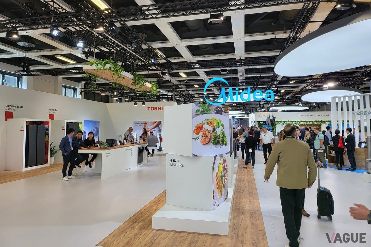 世界最大の家電見本市IFAの美的集団（Midea）グループブース。東芝ブランドの家電がしっかりと存在感を放っていた