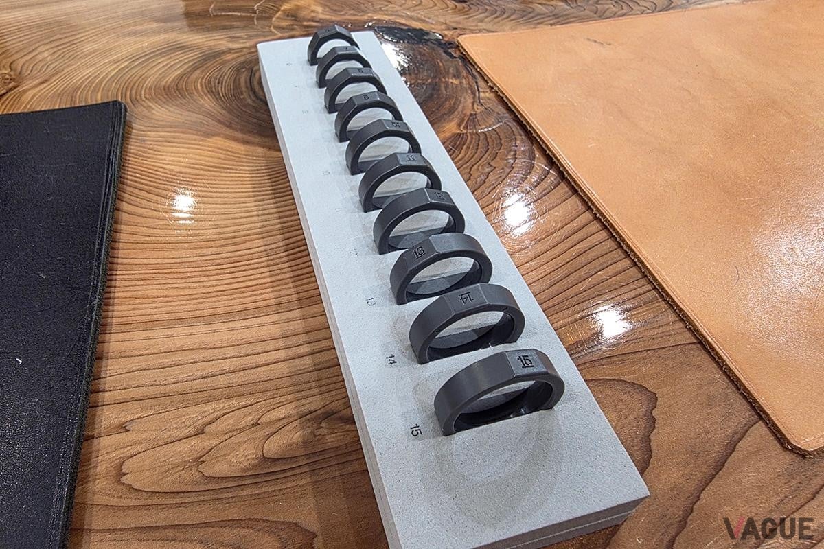 操作用のリングについてもサイズバリエーションは豊富に用意されている。筆者は左手人差し指に装着し、親指で操作するために10号サイズを選んだ