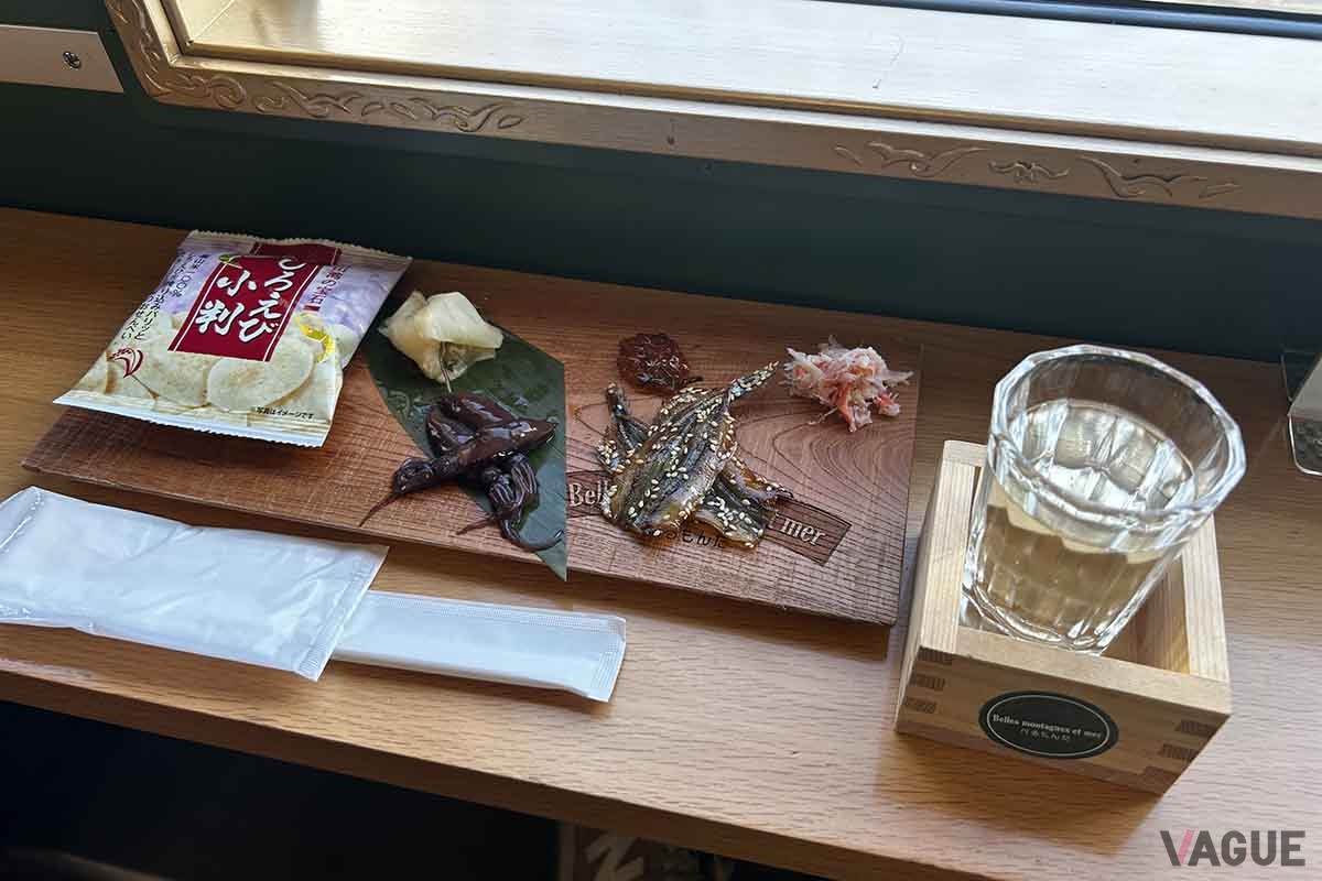 車内で味わえる「沿線4市のおつまみ（4種類）、沿線の地酒1杯」（1800円）