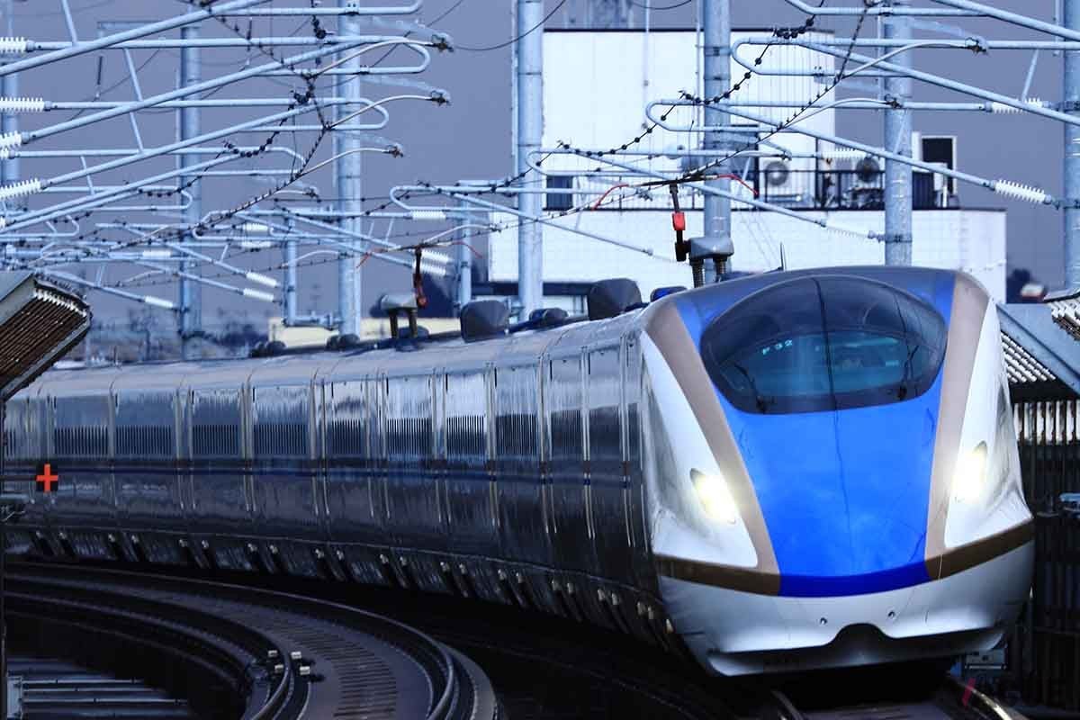 東京からは北陸新幹線「新高岡駅」で接続する