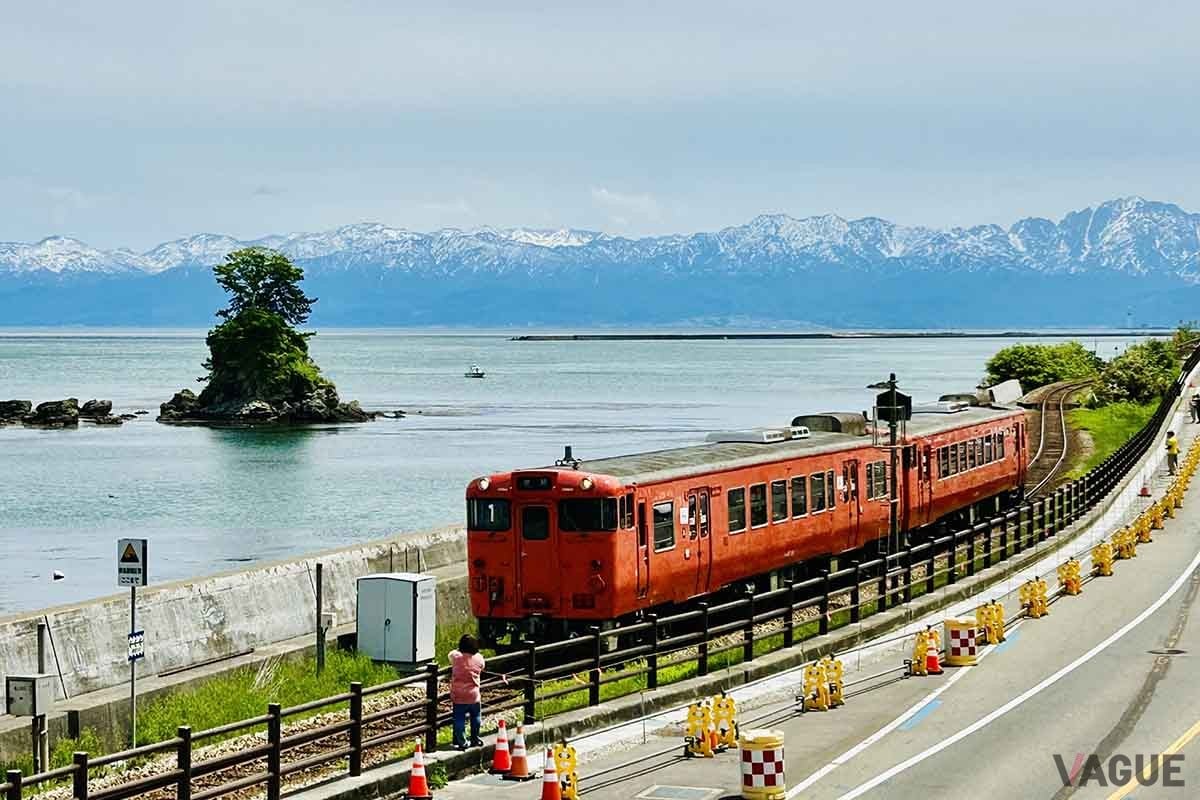 JR氷見線。写真は富山湾ごしに3000m級の立山連峰を望む雨晴海岸