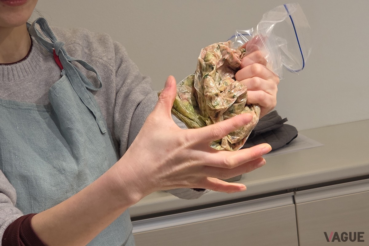 Nadia Artistの西岡麻央さんによる実演。袋の中で凍ったキャベツを砕き、挽肉と調味料を加えて揉み込むだけで餃子のタネが完成。「手が冷たくならず、洗い物も減る」というメリットは、実際に体験すると感動的だ