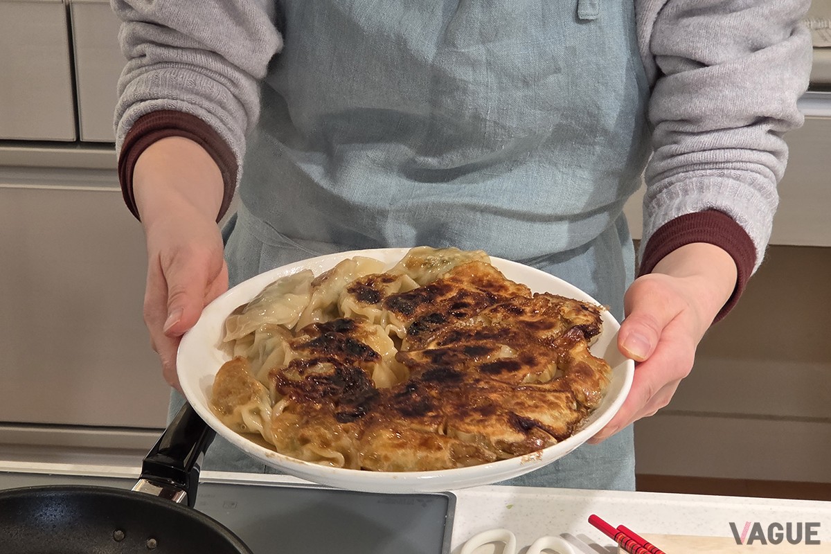 新型IHで焼き上げた餃子。フライパンの中央だけでなく、熱が伝わりにくい外周部に置いた餃子まで、均一に美しい焼き色がついている。家庭用IHでここまで焼きムラを抑えられるのは驚異的だ
