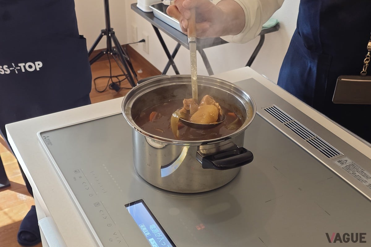 「かきまぜ加熱」の実演。コイルの通電を切り替えて鍋の中に対流を起こすことで、カレーのルーも放置するだけで溶けきった。煮込み料理も焦げ付きにくく、煮崩れも防げるという、まさに“魔法”のような機能だ