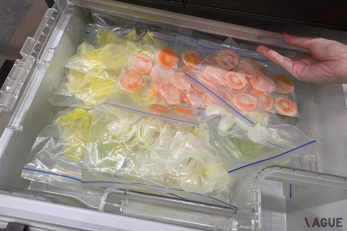 従来は「上段のみ」などの制約があったが、新モデルでは冷凍室のどこに置いても「できちゃうV冷凍＋」が可能に。買ってきた野菜を空いているスペースに放り込むだけで、いつでも“砕ける野菜”が出来上がる