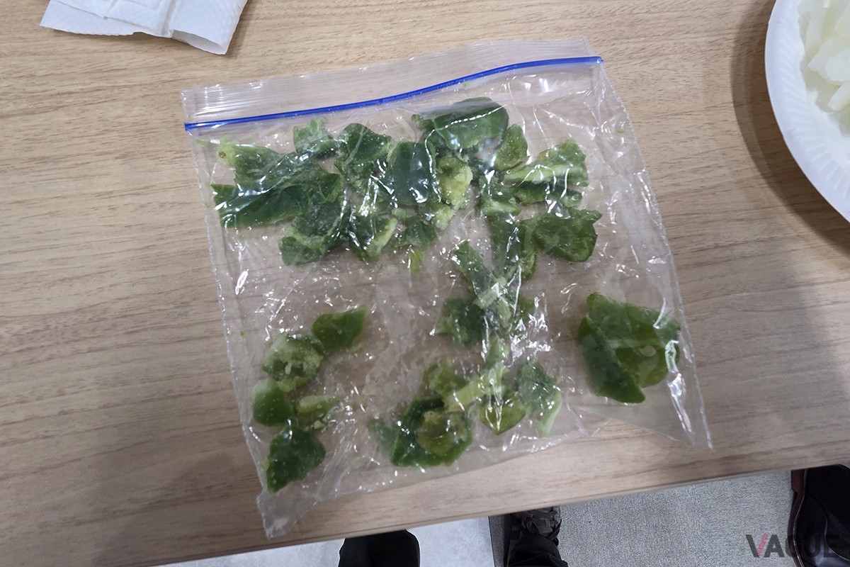 「できちゃうV冷凍＋」で冷凍したピーマン。通常冷凍とは異なり、手で軽く揉むだけでパラパラに砕ける。包丁やまな板を使わずに必要な分だけ取り出せるため、調理の手間が劇的に減る