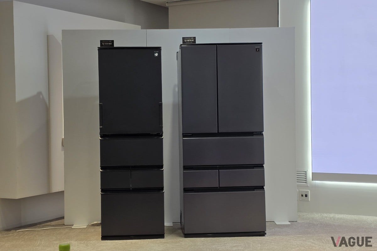 左が新機構「オートクローズどっちもドア」を搭載した455Lモデル「SJ-XW46R」。右が今回フラッグシップとなる薄型大容量607Lモデル「SJ-MF61R」