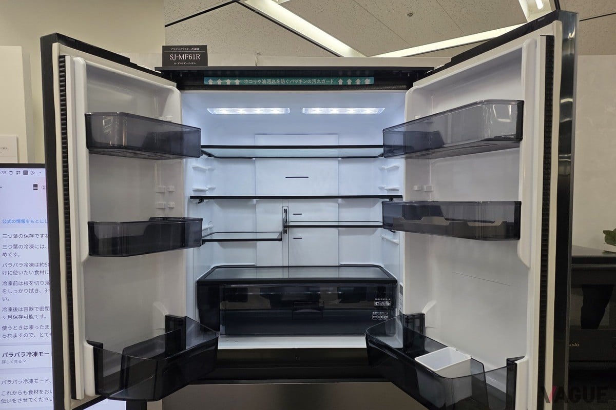 最上位機「SJ-MF61R」の庫内。奥行き63cmの薄型設計でありながら、断熱材の配置見直しなどにより607Lという大容量を実現。最上段まで手が届きやすいのも特徴だ。棚やポケットなどにはブラッククリアを使い、高級感がある