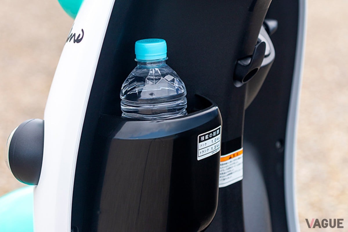 折りたたみタイプの大型フック＆フロントポケット