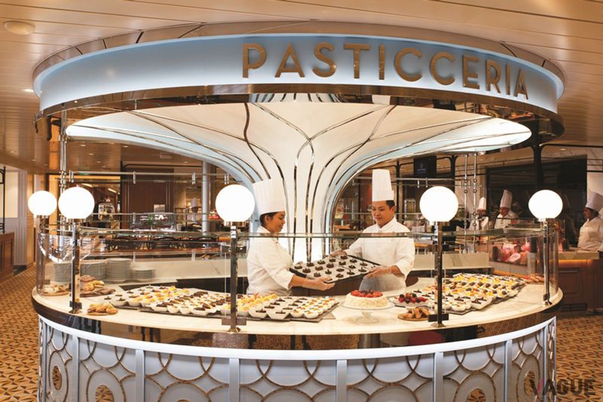 船内には12か所ものレストランがある