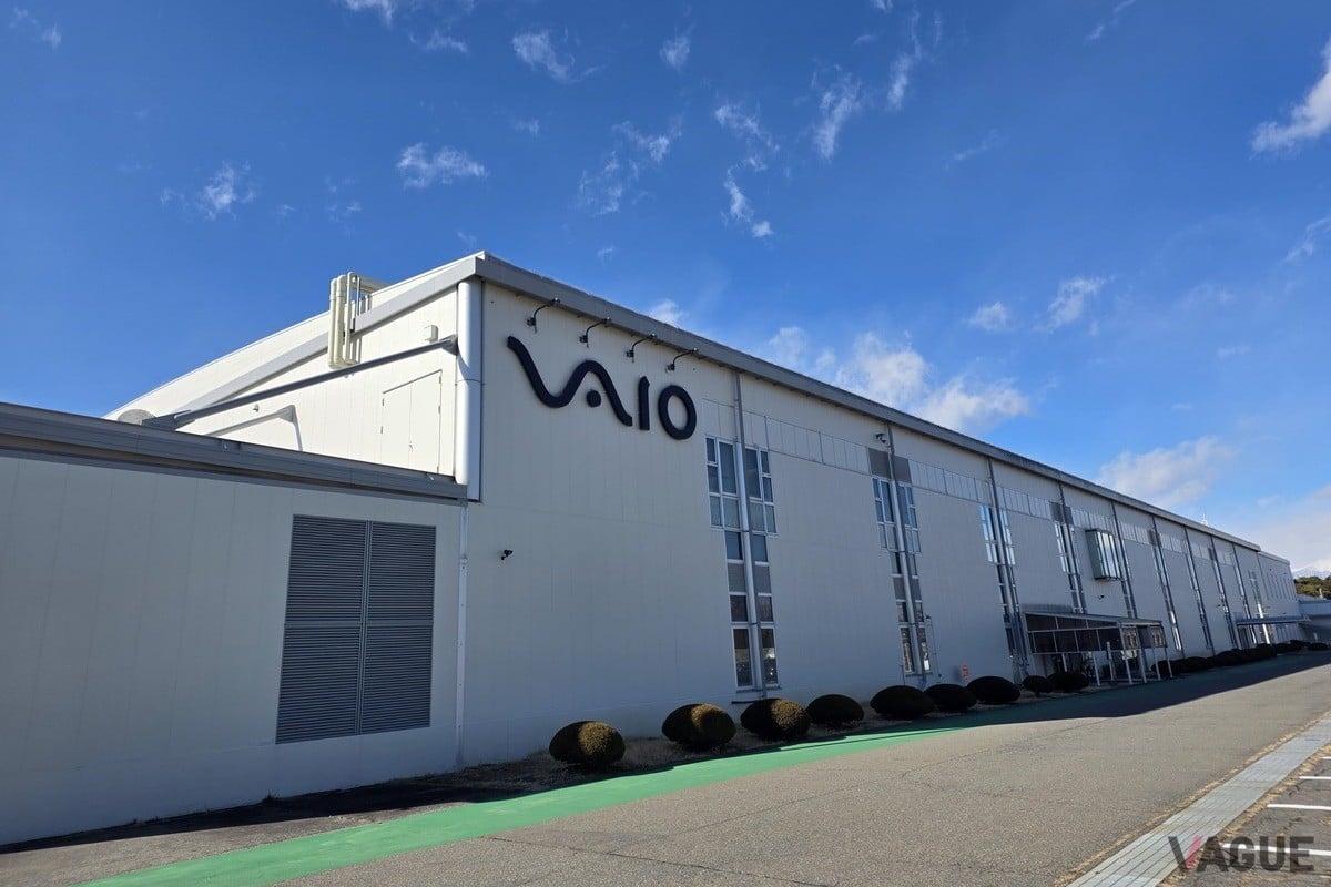 北アルプスの麓に位置するVAIO株式会社 本社工場。かつてのソニーPC生産拠点のDNAを受け継ぎ、開発から製造、サポートまでをここ安曇野で一貫して行っている