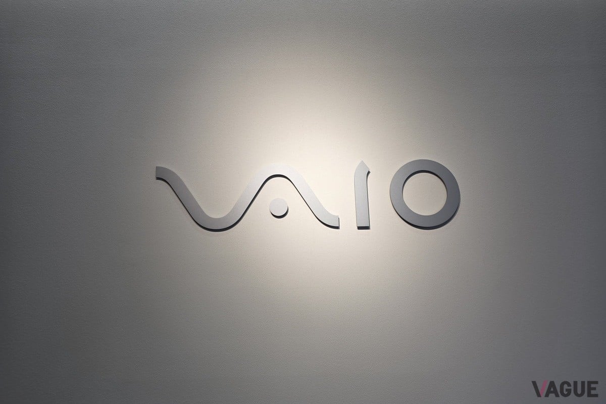エントランスの壁面に掲げられたブランドロゴ。「アナログ（VA）とデジタル（IO）の融合」を意味するこのロゴは、1997年の誕生以来、変わらぬ理念の象徴だ