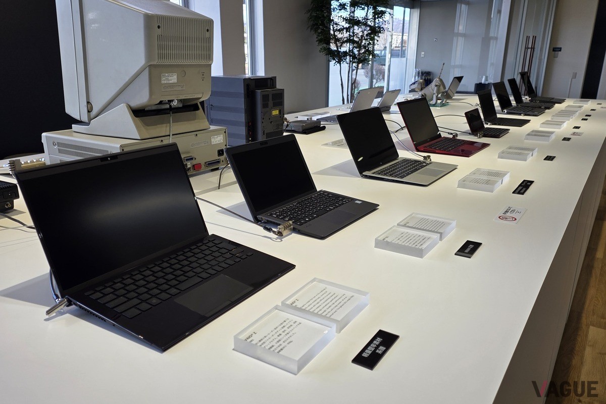 本社エントランスに展示された歴代のVAIOたち。「VAIO Z」や「VAIO Pro 13」、さらには「VAIO type P」や「VAIO NOTE 505」など、かつて世界を驚かせた名機たちが鎮座する