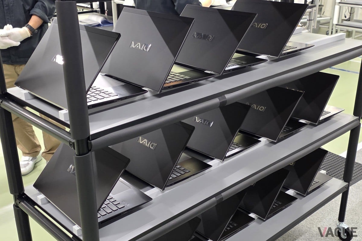 工場内で出荷工程を待つ「Reborn VAIO」。リースアップなどで戻ってきたPCを、メーカー自らが安曇野工場で回収・検査・整備を行うことで生まれ変わった
