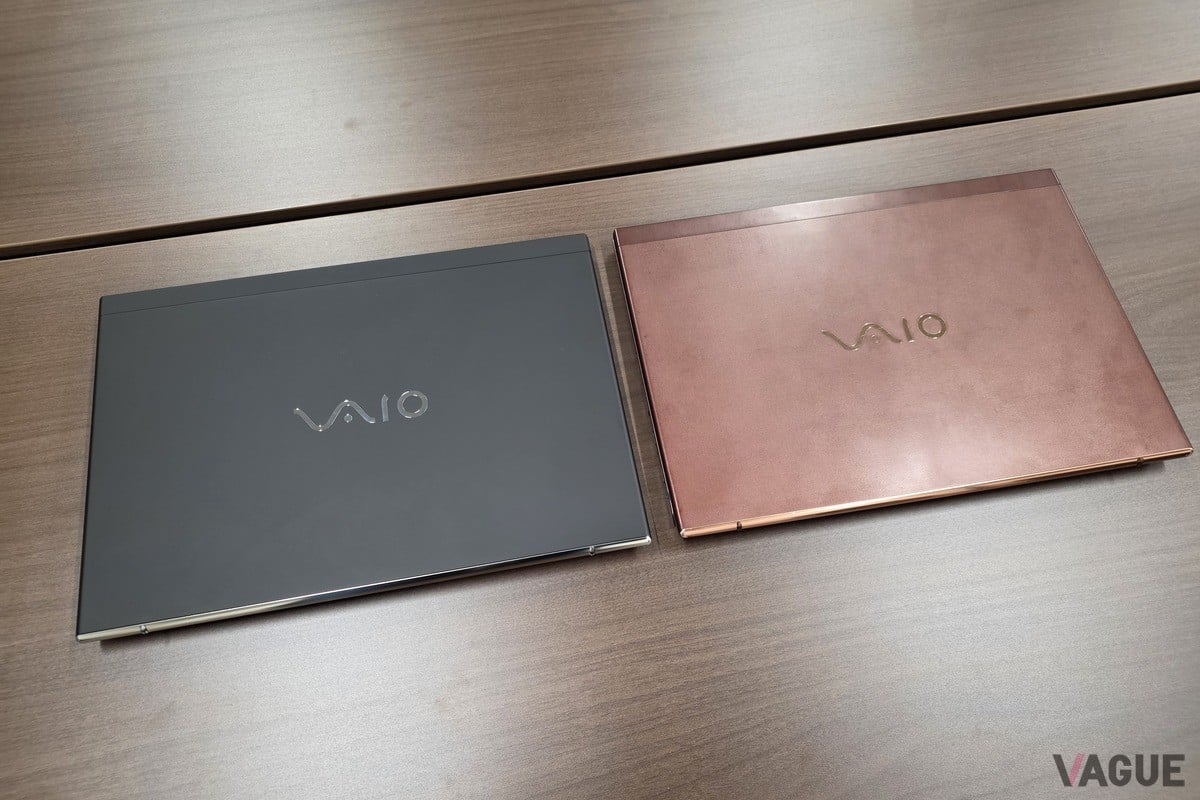 右が回収された状態の機体、左が整備を終えた「Reborn VAIO」。天板、キーボード、バッテリーなどを新品部品に交換するため、外観は新品と見分けがつかないほど美しく生まれ変わる
