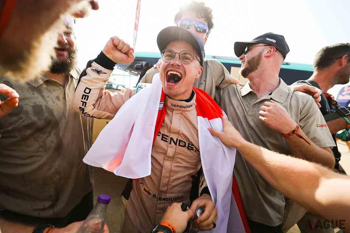 ダカールラリー2026の「Stock（ストック）」カテゴリーで優勝した「ディフェンダー・ラリー」ロカス・バチュシュカとオリオール・ビダル選手組