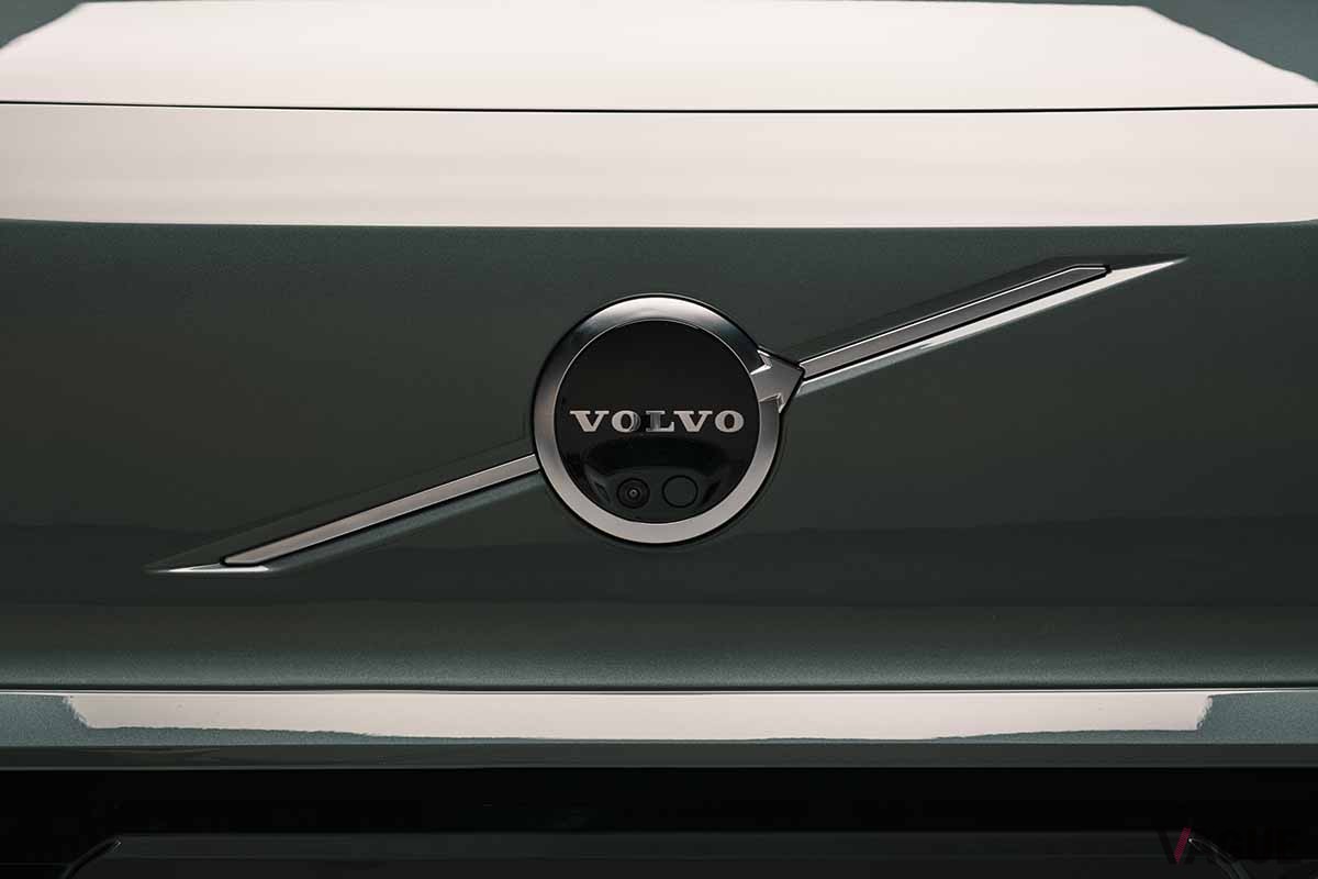 世界初公開されたボルボ新型「EX60」