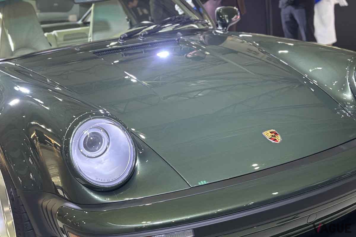 東京オートサロン2026に初出展、コーンズ・モータースのブースに展示された「ポルシェ911 リイマジンドbyシンガー」