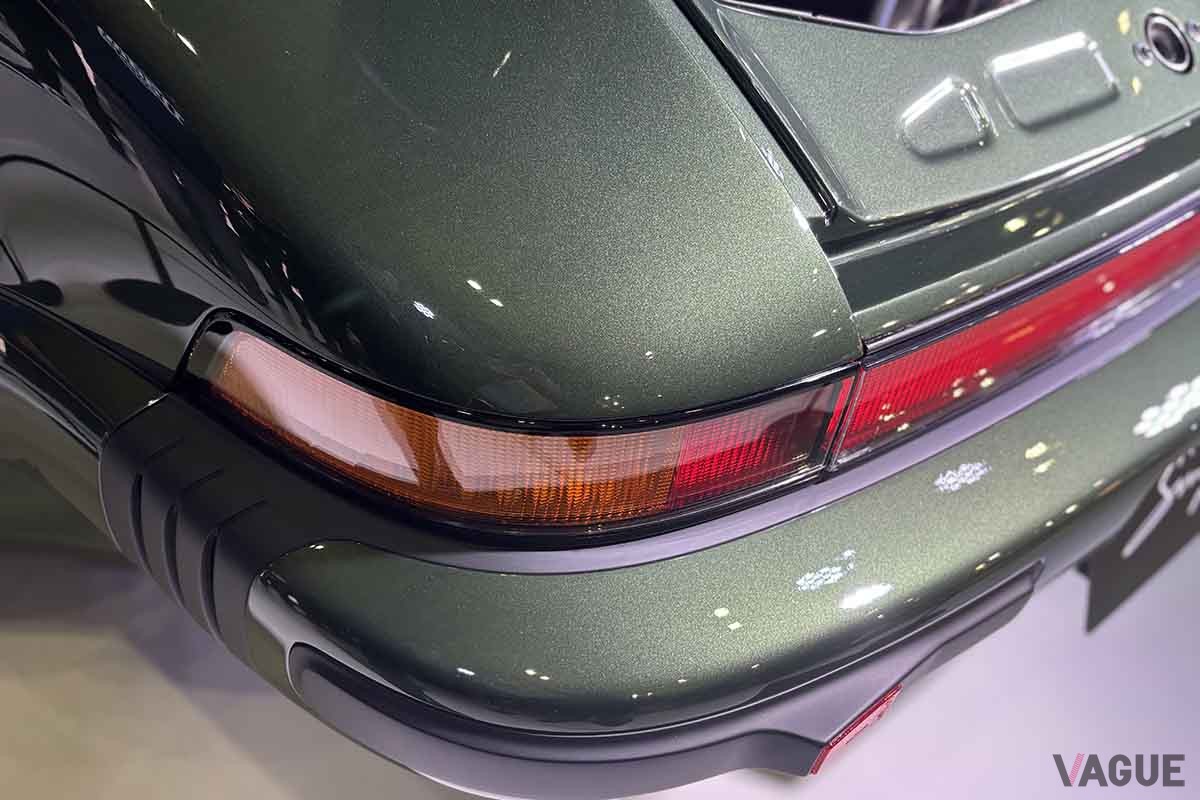 東京オートサロン2026に初出展、コーンズ・モータースのブースに展示された「ポルシェ911 リイマジンドbyシンガー」