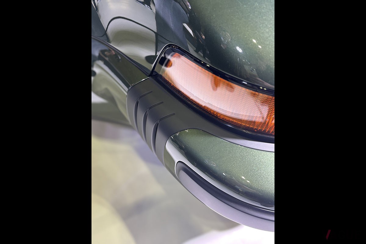 東京オートサロン2026に初出展、コーンズ・モータースのブースに展示された「ポルシェ911 リイマジンドbyシンガー」