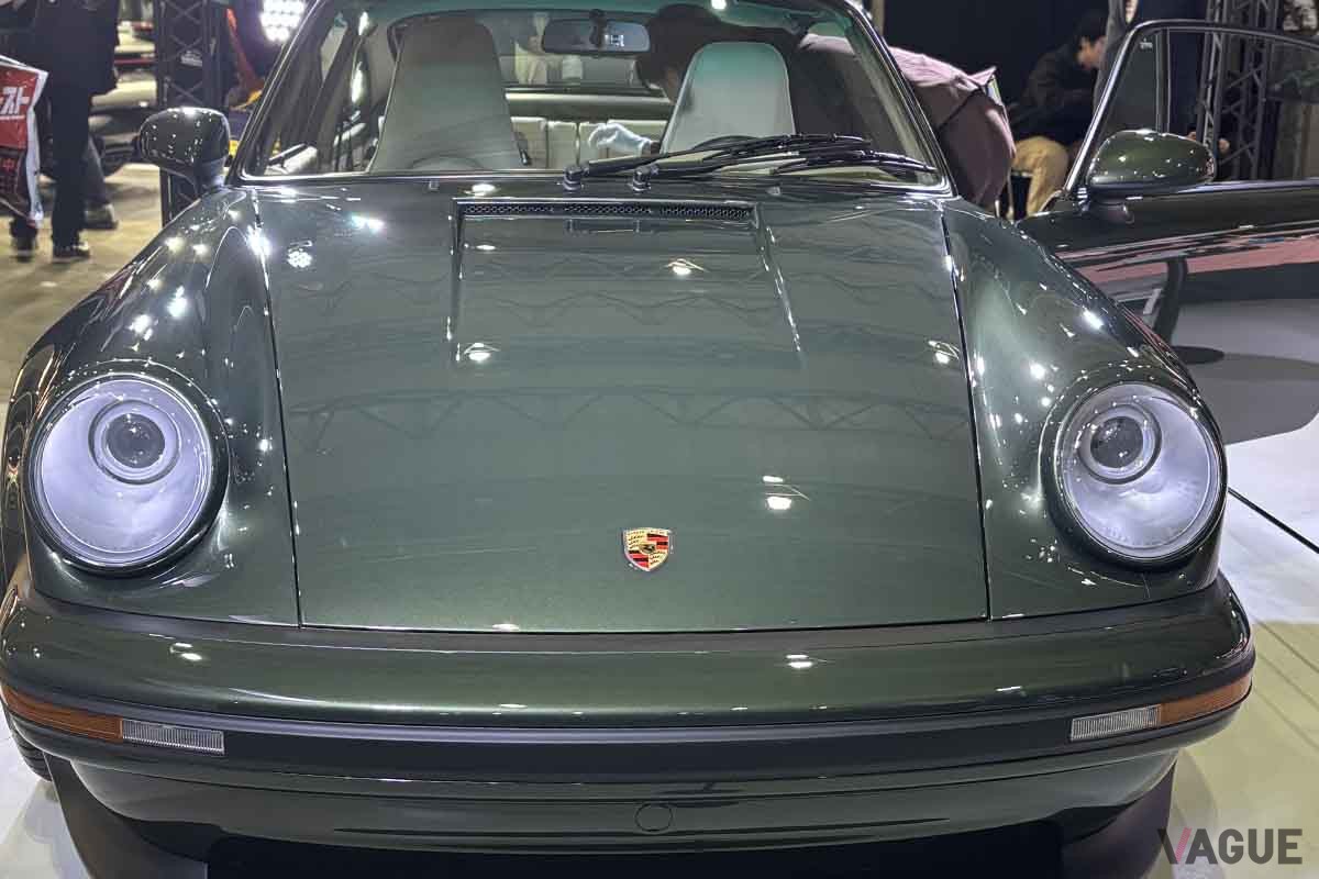 東京オートサロン2026に初出展、コーンズ・モータースのブースに展示された「ポルシェ911 リイマジンドbyシンガー」
