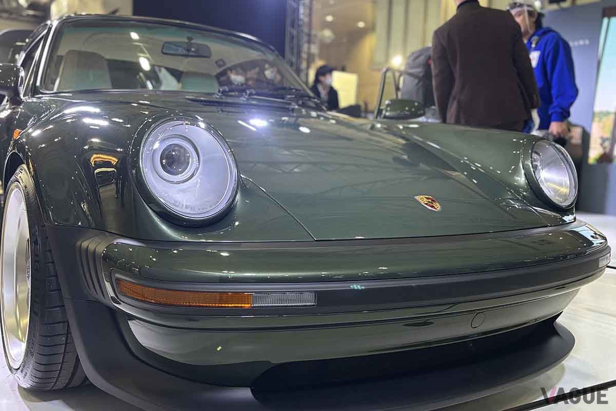 東京オートサロン2026に初出展、コーンズ・モータースのブースに展示された「ポルシェ911 リイマジンドbyシンガー」