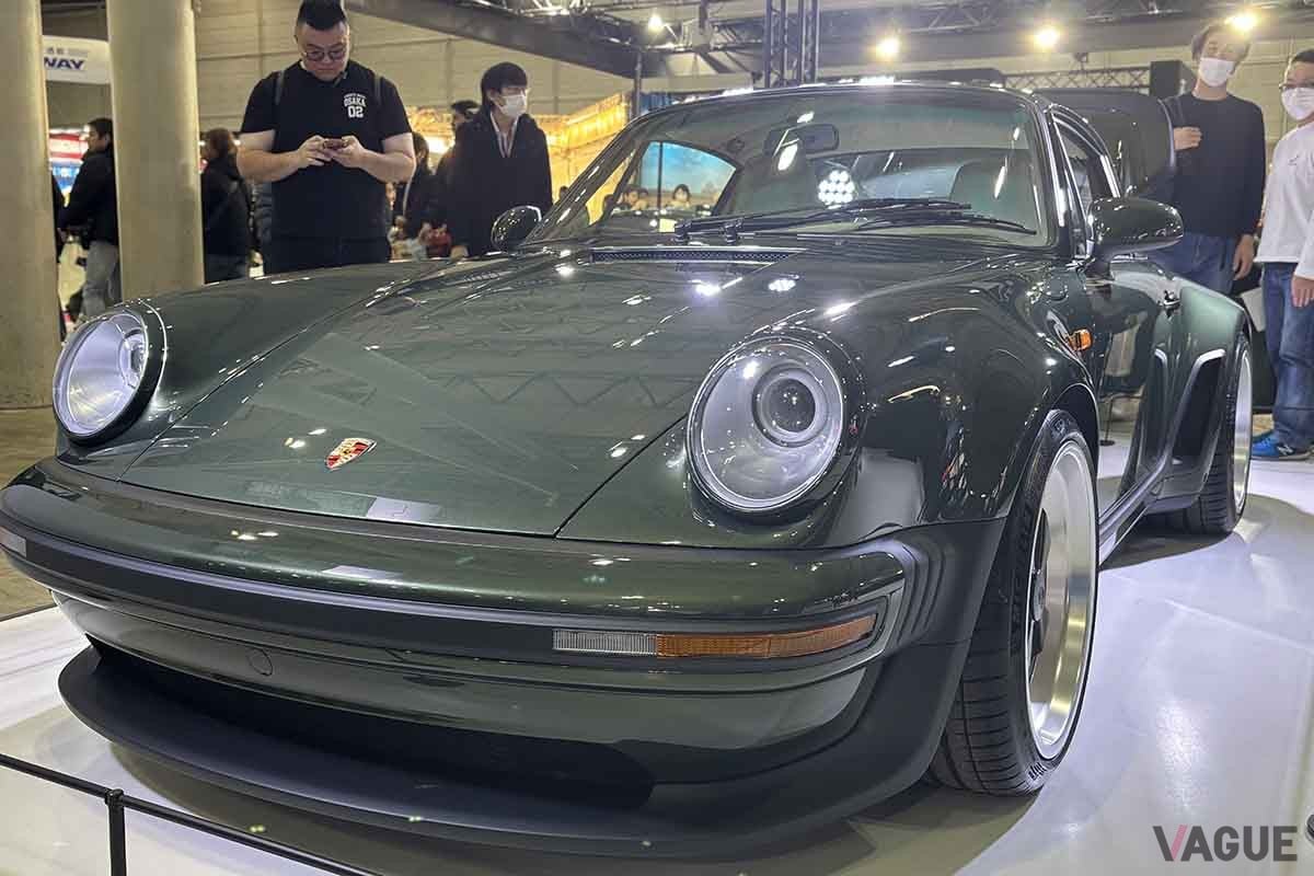 東京オートサロン2026に初出展、コーンズ・モータースのブースに展示された「ポルシェ911 リイマジンドbyシンガー」
